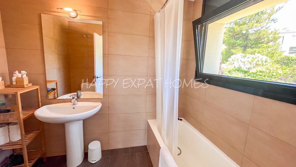 Beeindruckendes Doppelhaus mit einer Touristenlizenz (mit hoher Rentabilität) und Meerblick in Vallpineda.Diese Doppelhaushälfte verfügt über einen g