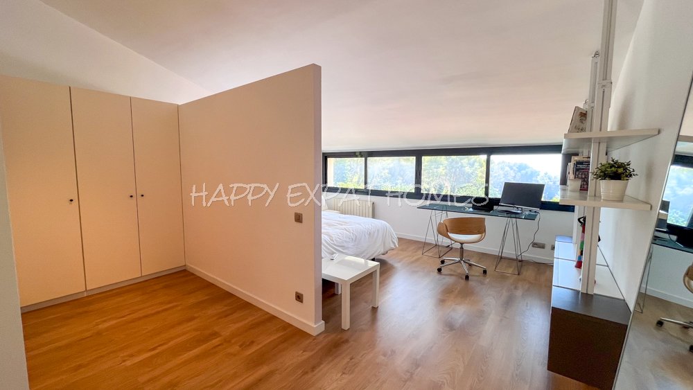 Beeindruckendes Doppelhaus mit einer Touristenlizenz (mit hoher Rentabilität) und Meerblick in Vallpineda.Diese Doppelhaushälfte verfügt über einen g