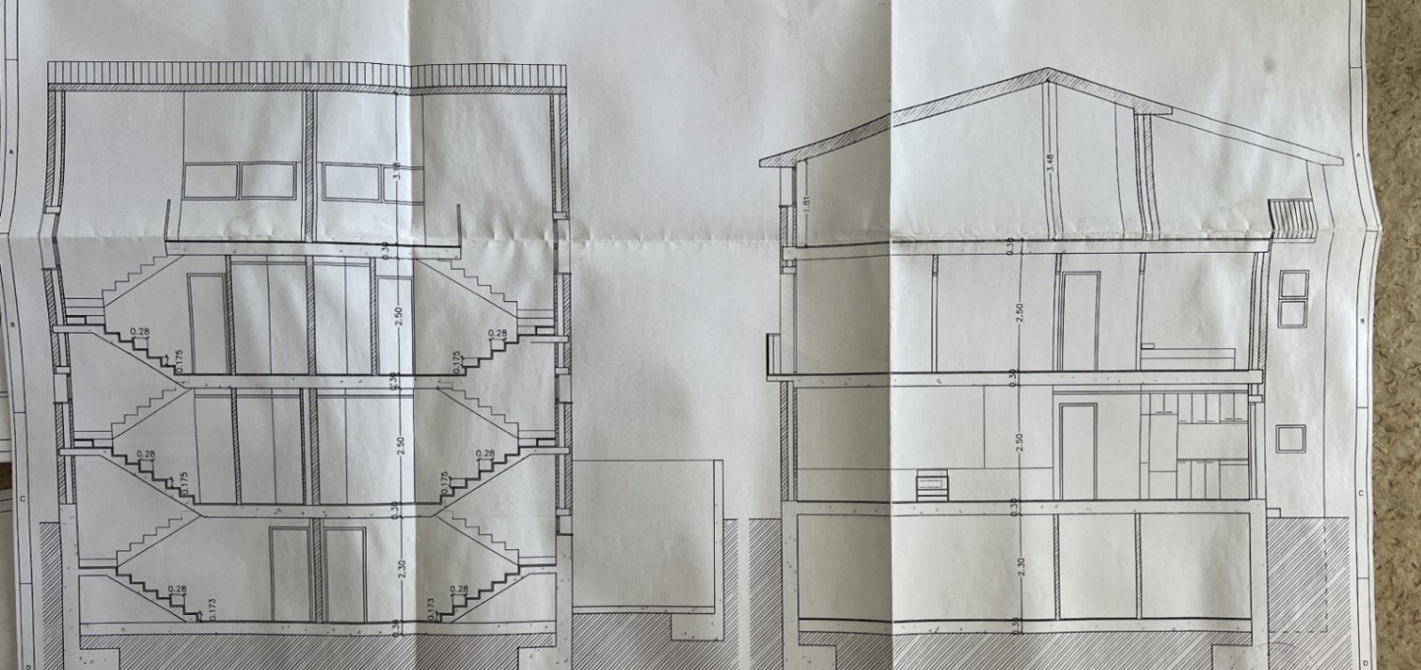 Beeindruckendes Doppelhaus mit einer Touristenlizenz (mit hoher Rentabilität) und Meerblick in Vallpineda.Diese Doppelhaushälfte verfügt über einen g