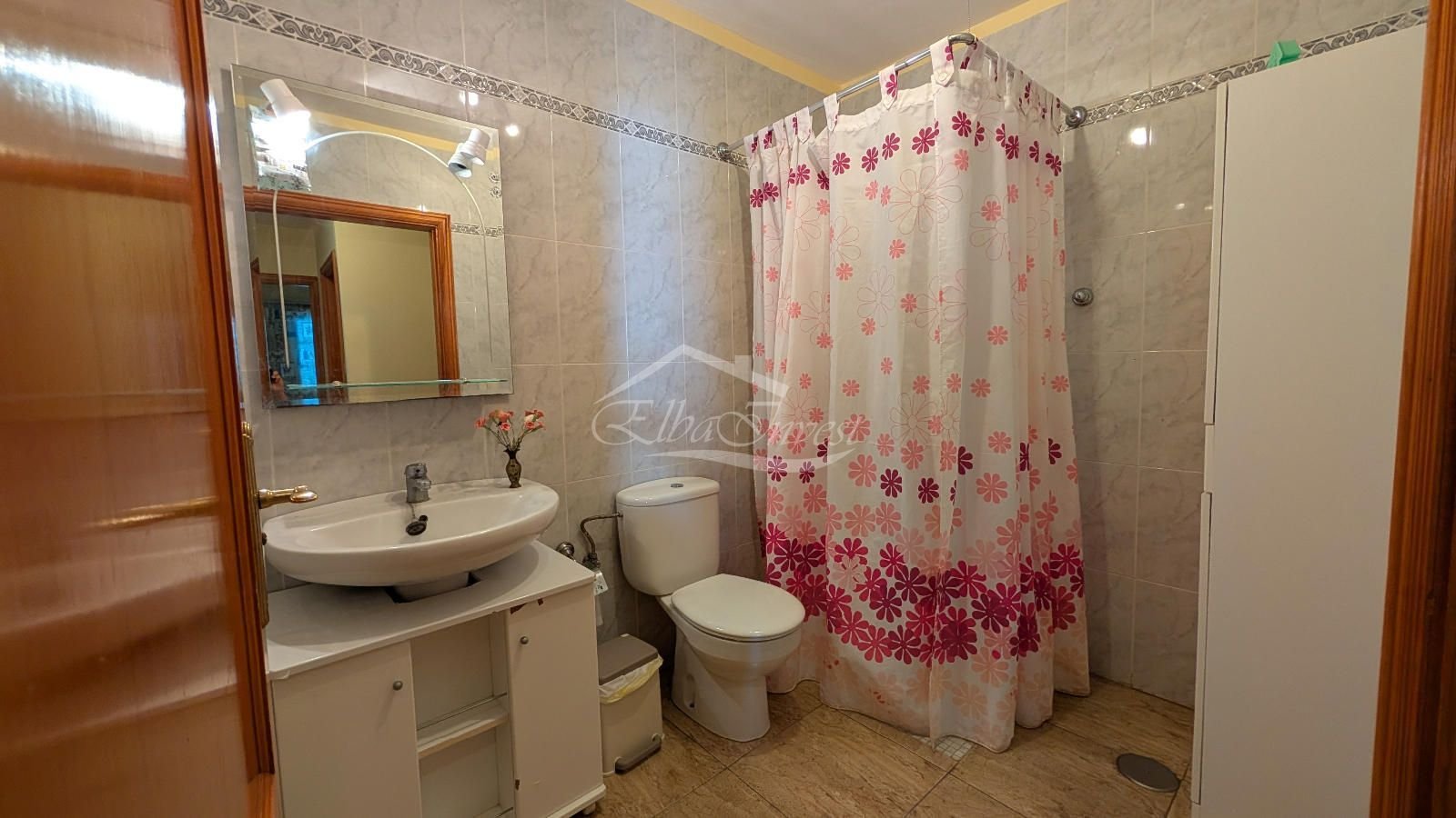 Entdecken Sie diese komfortable Wohnung in Guía de Isora – eine ideale Gelegenheit sowohl zum Wohnen als auch als Investition. Sie wurde speziell für 