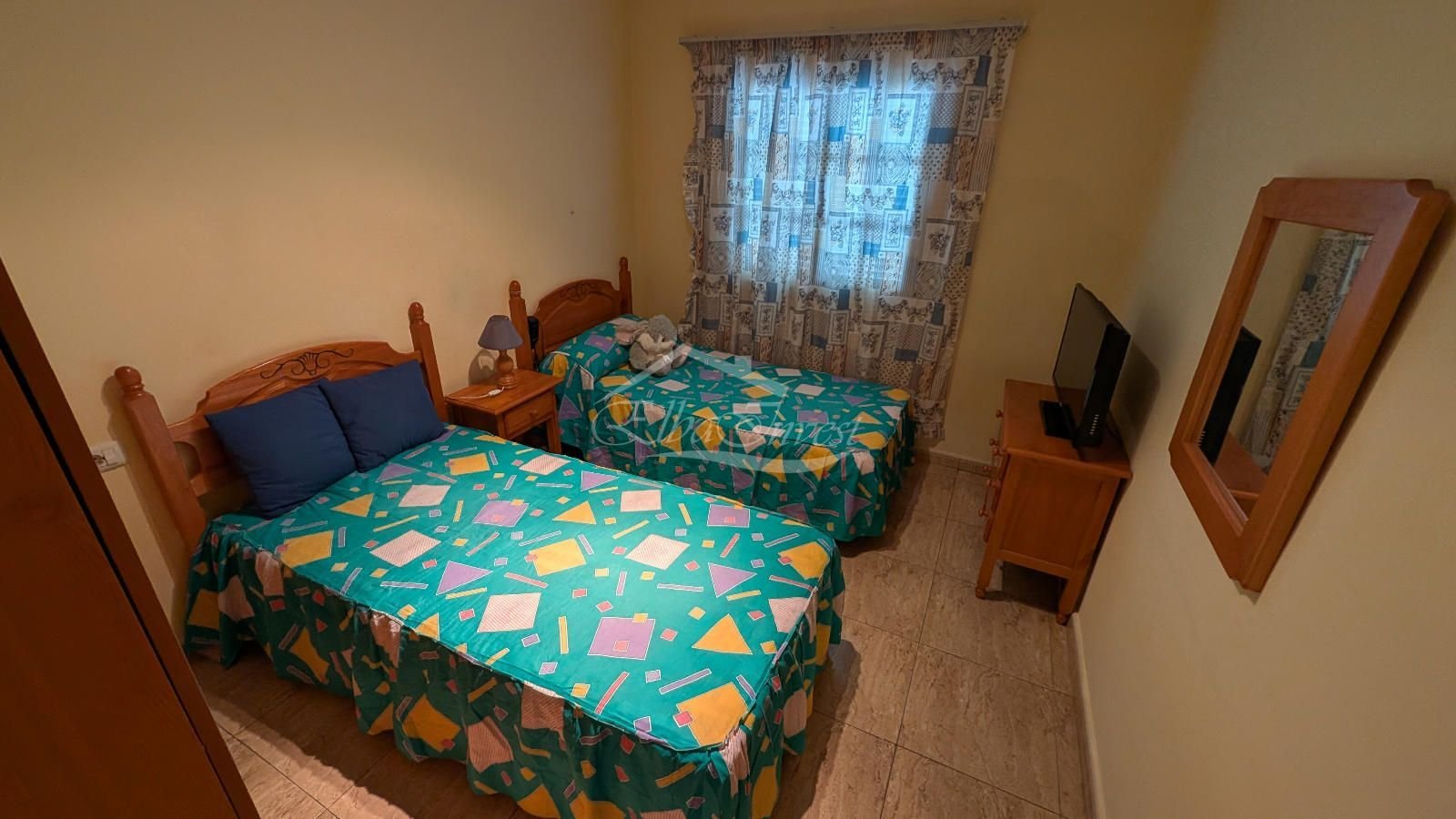 Entdecken Sie diese komfortable Wohnung in Guía de Isora – eine ideale Gelegenheit sowohl zum Wohnen als auch als Investition. Sie wurde speziell für 