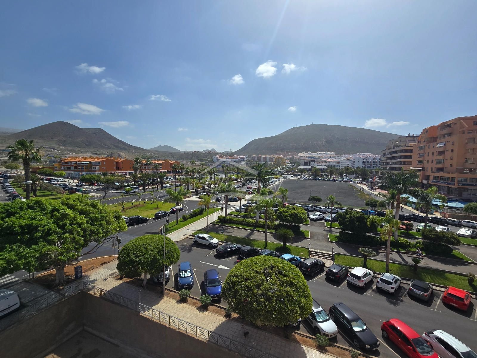 Wir präsentieren Ihnen diese hervorragende Gelegenheit, eine geräumige und helle Wohnung im Herzen von Los Cristianos, Gemeinde Arona, zu erwerben – e