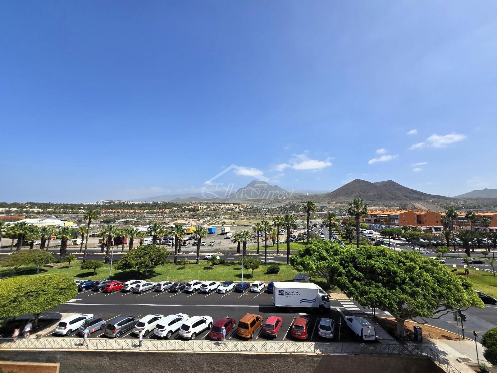 Wir präsentieren Ihnen diese hervorragende Gelegenheit, eine geräumige und helle Wohnung im Herzen von Los Cristianos, Gemeinde Arona, zu erwerben – e