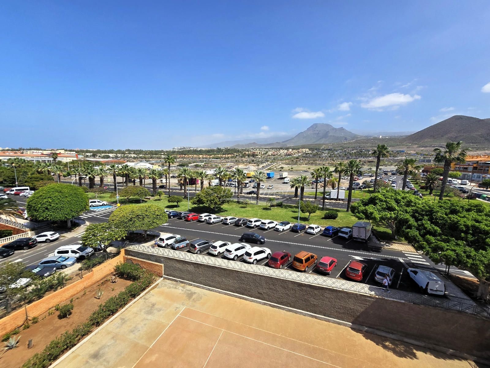 Wir präsentieren Ihnen diese hervorragende Gelegenheit, eine geräumige und helle Wohnung im Herzen von Los Cristianos, Gemeinde Arona, zu erwerben – e