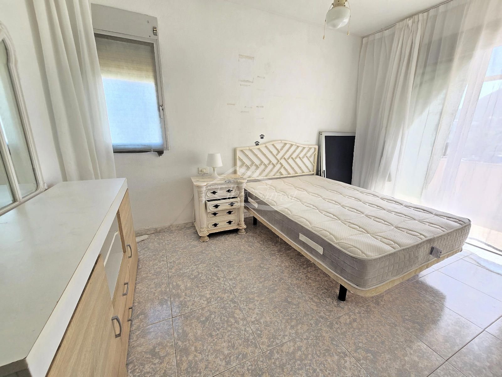 Wir präsentieren Ihnen diese hervorragende Gelegenheit, eine geräumige und helle Wohnung im Herzen von Los Cristianos, Gemeinde Arona, zu erwerben – e