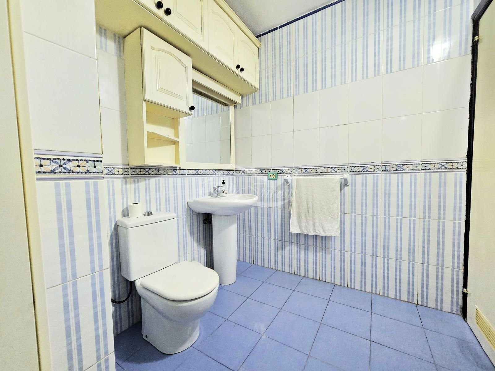 Wir präsentieren Ihnen diese hervorragende Gelegenheit, eine geräumige und helle Wohnung im Herzen von Los Cristianos, Gemeinde Arona, zu erwerben – e