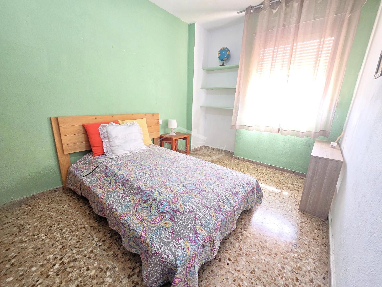 Wir präsentieren Ihnen diese hervorragende Gelegenheit, eine geräumige und helle Wohnung im Herzen von Los Cristianos, Gemeinde Arona, zu erwerben – e