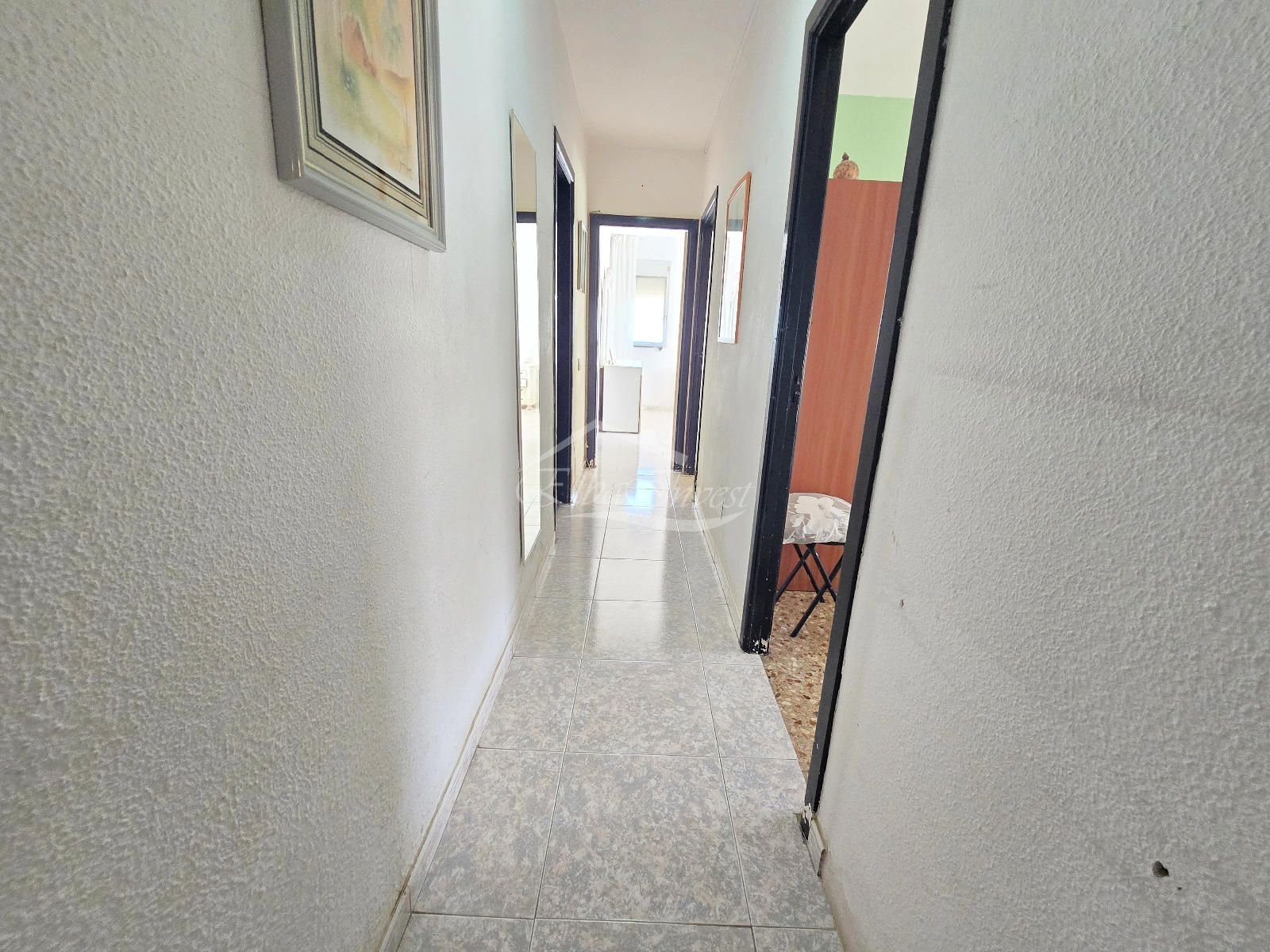 Wir präsentieren Ihnen diese hervorragende Gelegenheit, eine geräumige und helle Wohnung im Herzen von Los Cristianos, Gemeinde Arona, zu erwerben – e