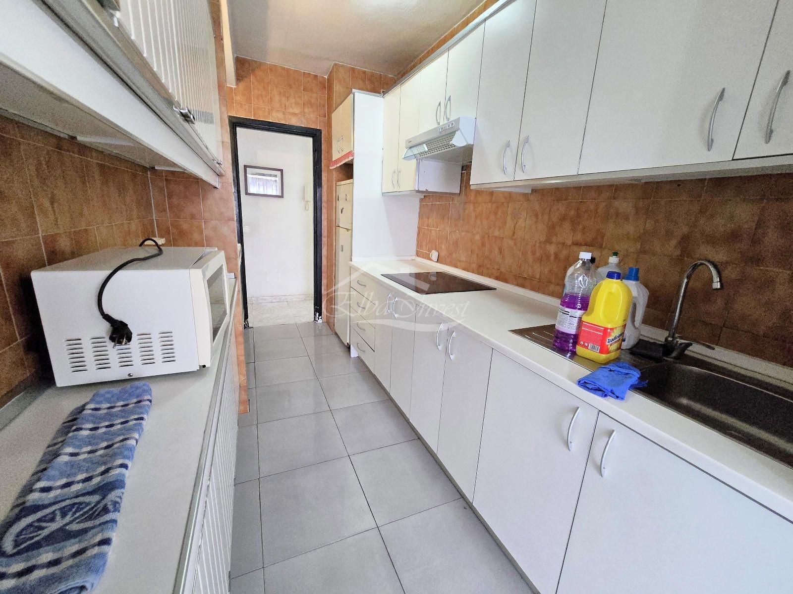 Wir präsentieren Ihnen diese hervorragende Gelegenheit, eine geräumige und helle Wohnung im Herzen von Los Cristianos, Gemeinde Arona, zu erwerben – e