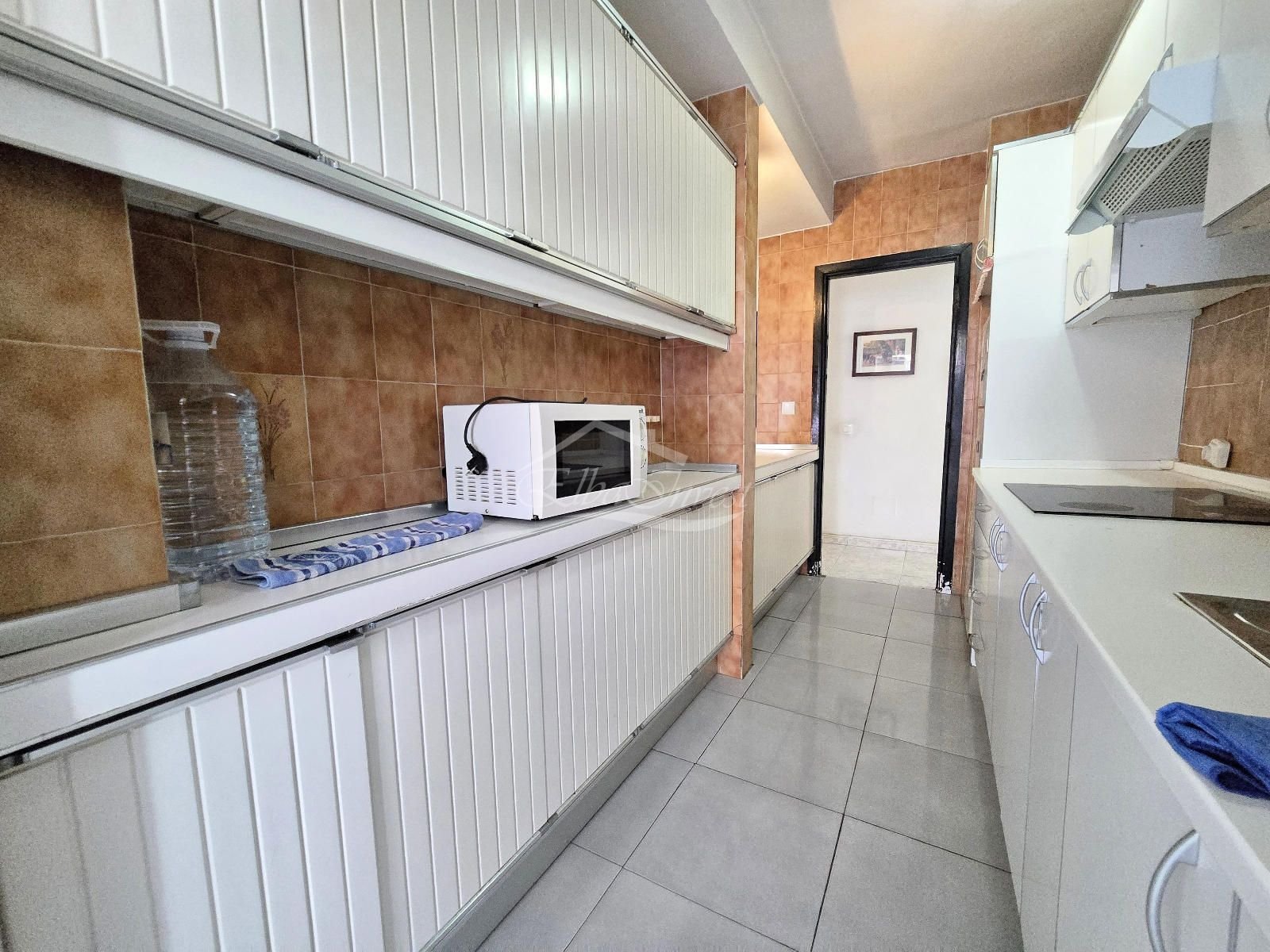 Wir präsentieren Ihnen diese hervorragende Gelegenheit, eine geräumige und helle Wohnung im Herzen von Los Cristianos, Gemeinde Arona, zu erwerben – e