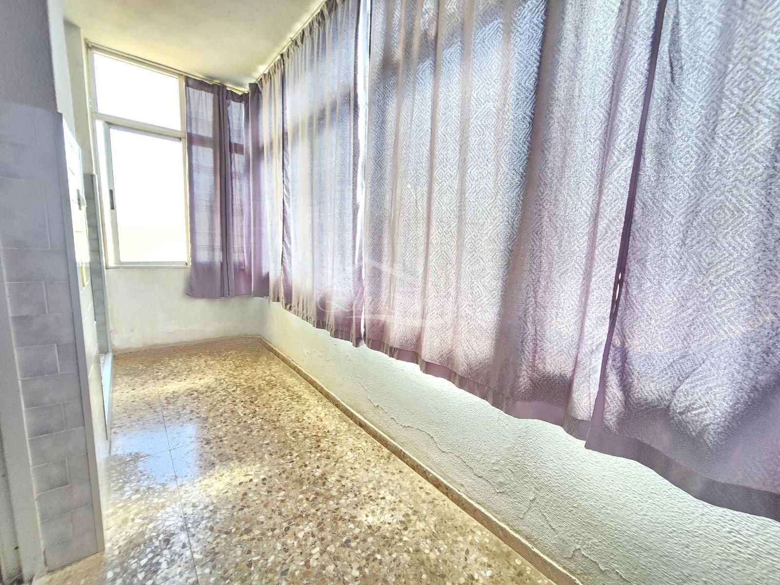 Wir präsentieren Ihnen diese hervorragende Gelegenheit, eine geräumige und helle Wohnung im Herzen von Los Cristianos, Gemeinde Arona, zu erwerben – e