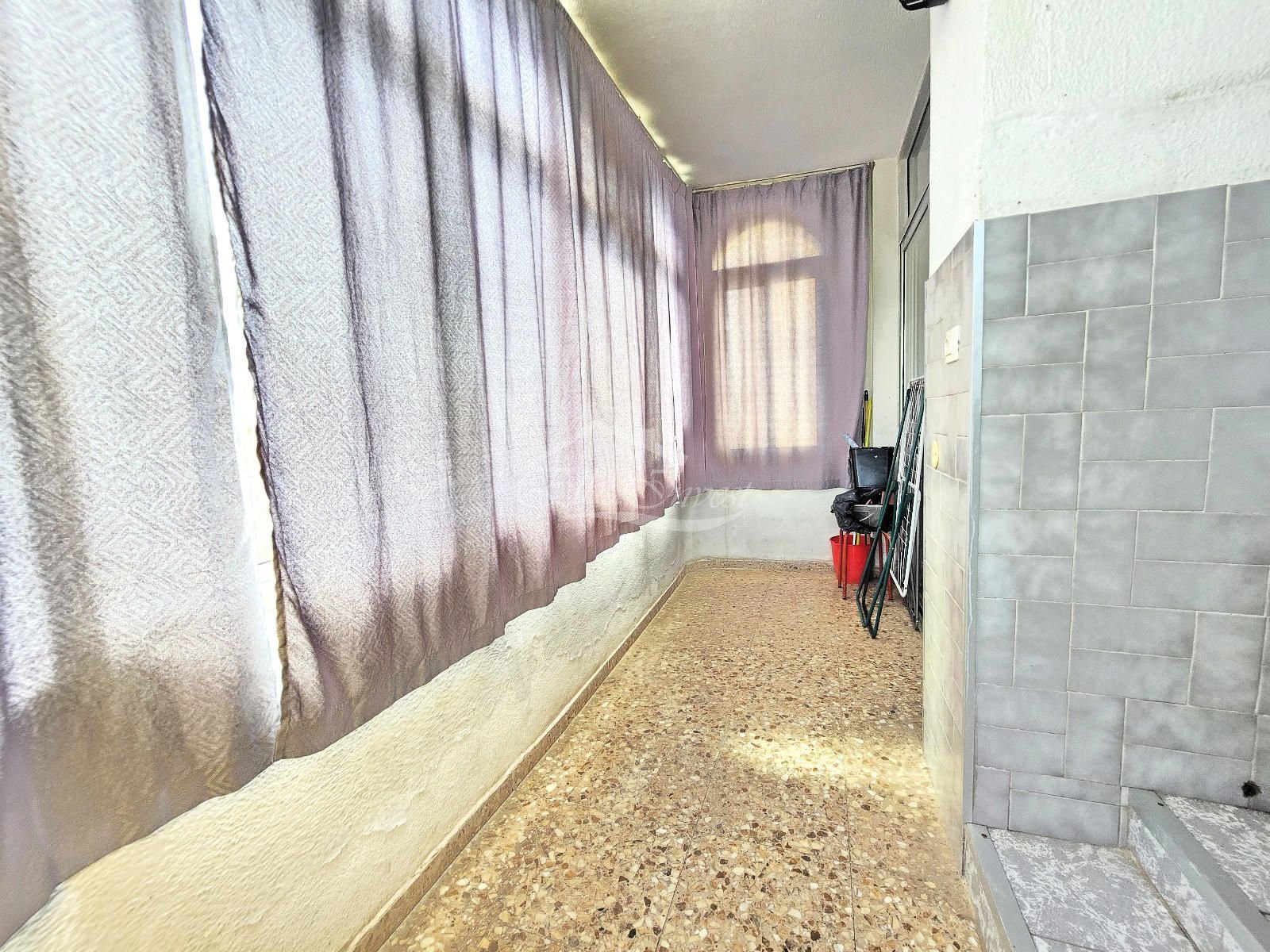 Wir präsentieren Ihnen diese hervorragende Gelegenheit, eine geräumige und helle Wohnung im Herzen von Los Cristianos, Gemeinde Arona, zu erwerben – e