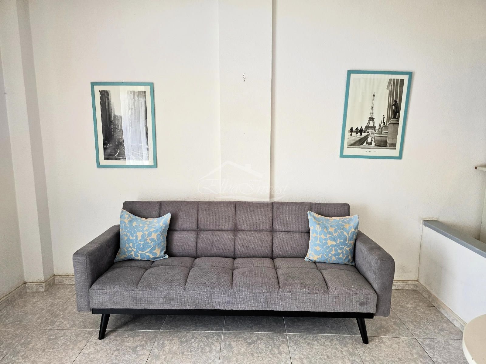 Wir präsentieren Ihnen diese hervorragende Gelegenheit, eine geräumige und helle Wohnung im Herzen von Los Cristianos, Gemeinde Arona, zu erwerben – e