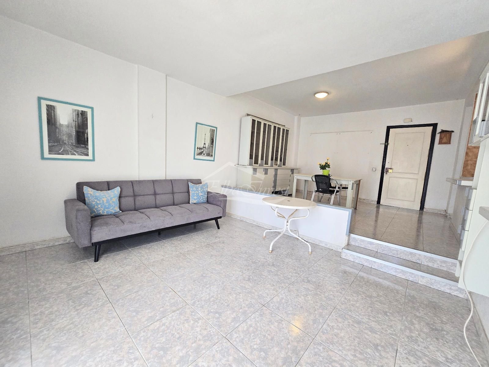 Wir präsentieren Ihnen diese hervorragende Gelegenheit, eine geräumige und helle Wohnung im Herzen von Los Cristianos, Gemeinde Arona, zu erwerben – e