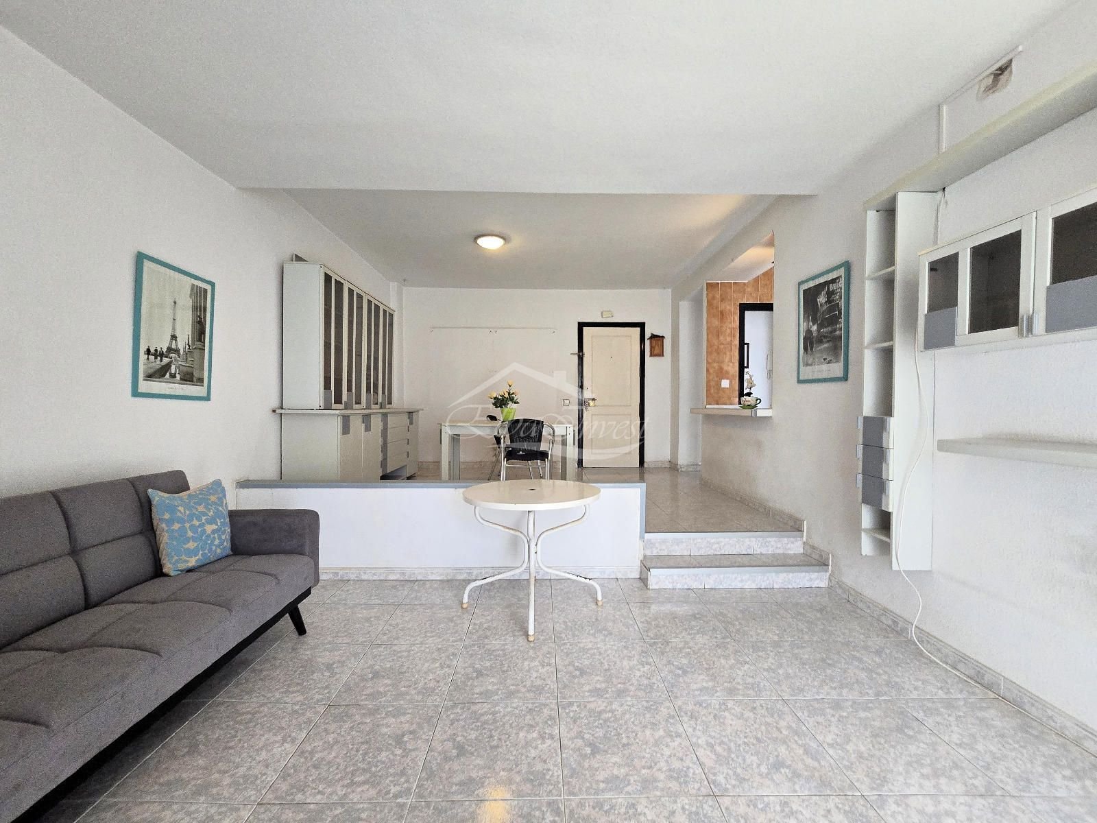 Wir präsentieren Ihnen diese hervorragende Gelegenheit, eine geräumige und helle Wohnung im Herzen von Los Cristianos, Gemeinde Arona, zu erwerben – e