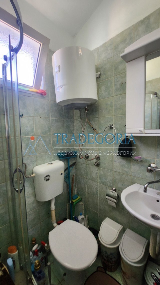 <p>One-bedroom apartment in Bar, near the bus station, with a total area of 33 m2</p><div> On the fourth floor in a building without an elevator.</div