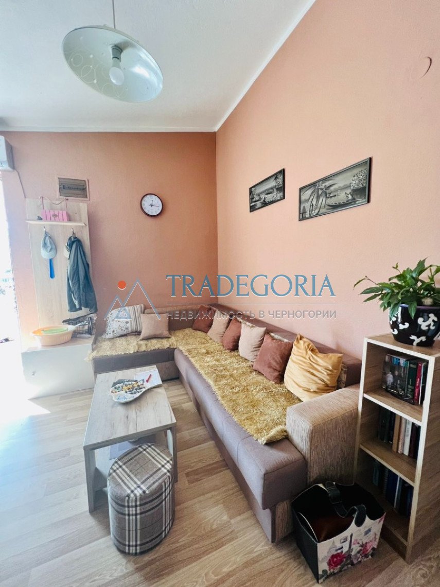<p>One-bedroom apartment in Bar, near the bus station, with a total area of 33 m2</p><div> On the fourth floor in a building without an elevator.</div