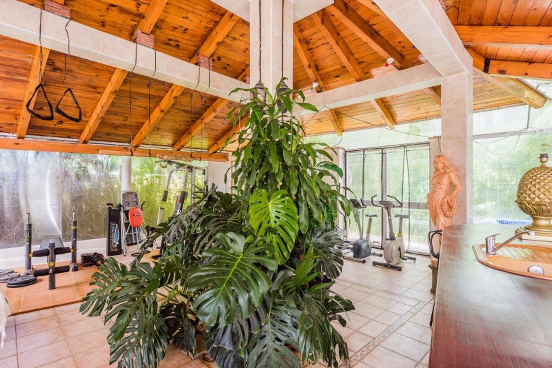 Schöne geräumige Villa in El Rosario. Die Villa erstreckt sich über 3 Etagen. Es verfügt über 9 Schlafzimmer und 7 Badezimmer sowie eine Gästetoilette