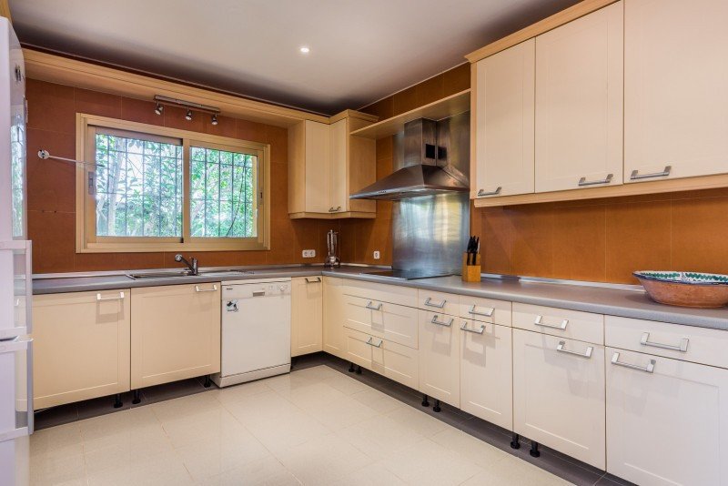 Schöne geräumige Villa in El Rosario. Die Villa erstreckt sich über 3 Etagen. Es verfügt über 9 Schlafzimmer und 7 Badezimmer sowie eine Gästetoilette