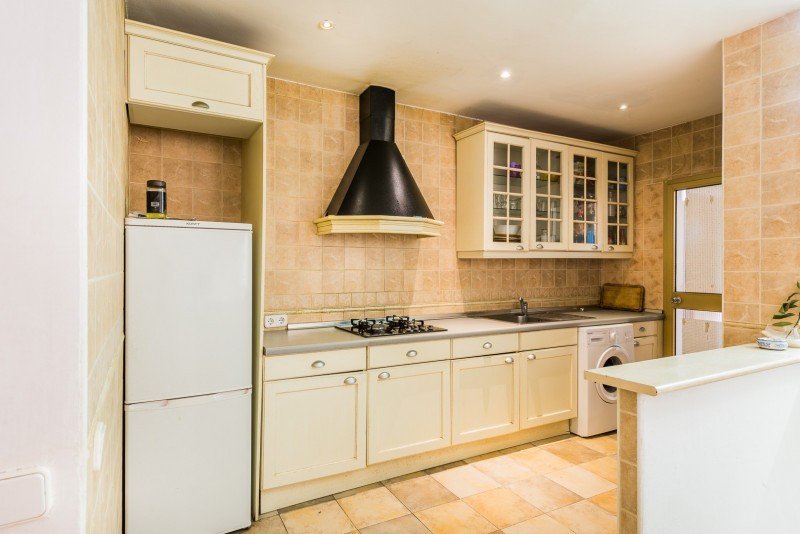 Schöne geräumige Villa in El Rosario. Die Villa erstreckt sich über 3 Etagen. Es verfügt über 9 Schlafzimmer und 7 Badezimmer sowie eine Gästetoilette