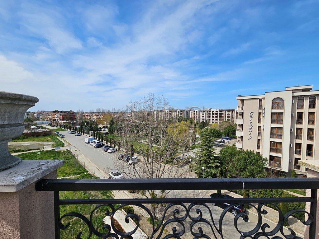  2-Bedroom Apartment with Tennis court view | Izida Palace, Sunny Beach<br><br>IBG Real Estates offers for sale this ready to move in 2-bedroom apartm