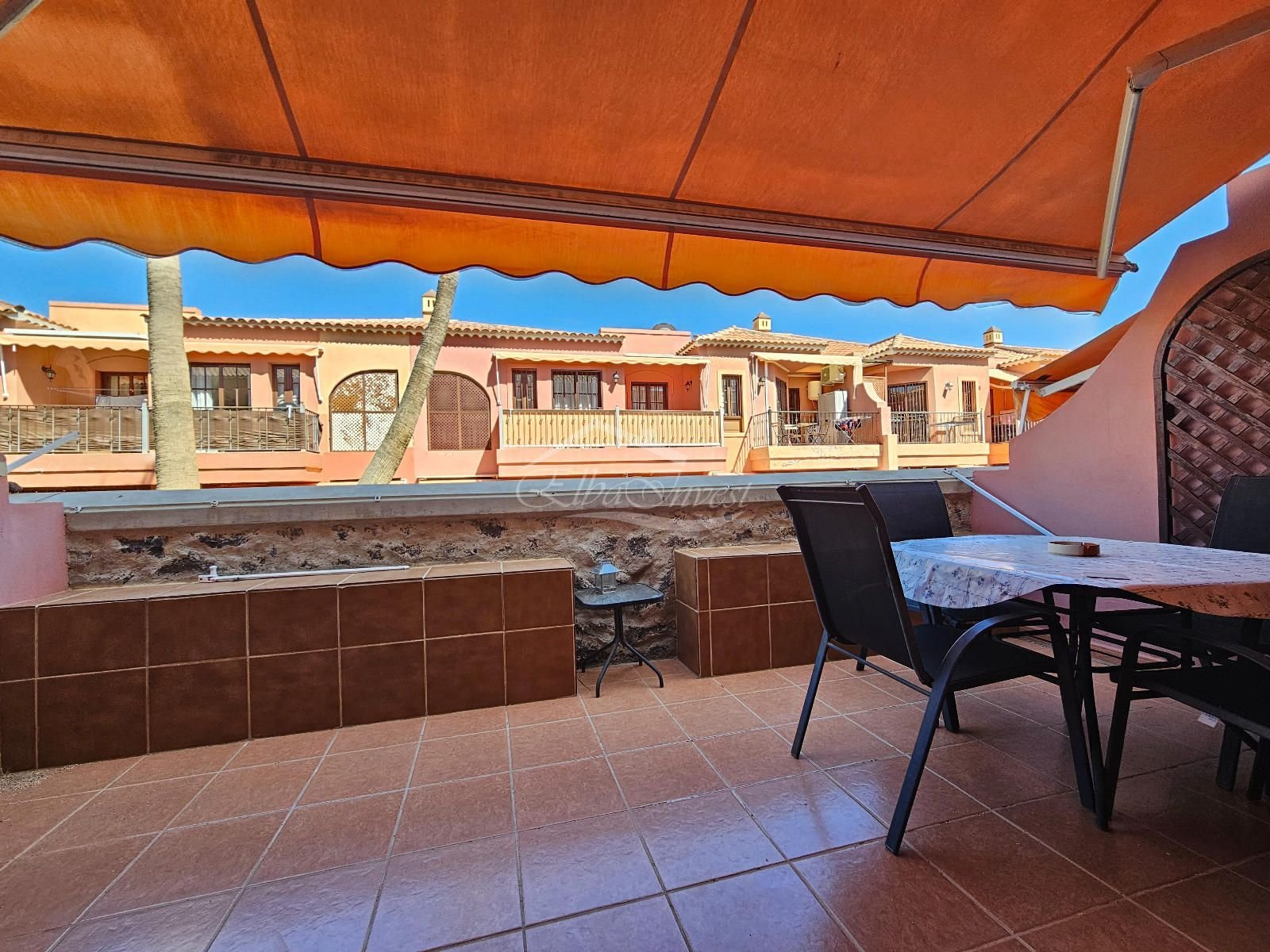 Diese attraktive 2-Zimmer-Wohnung befindet sich in einer gepflegten Wohnanlage und bietet Komfort sowie eine hervorragende Lage in Meeresnähe.Die Immo 