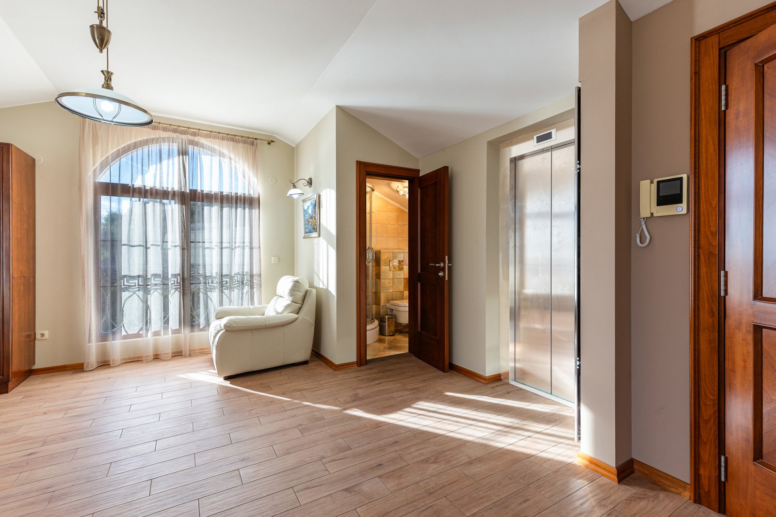 Elegance and serenity in a luxurious villa with natural views.<br><br><p>Modern 4-storey luxury villa with stunning views of the sea and mountains, lo