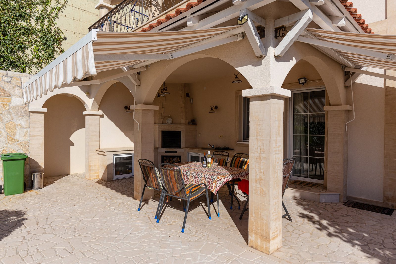 Elegance and serenity in a luxurious villa with natural views.<br><br><p>Modern 4-storey luxury villa with stunning views of the sea and mountains, lo