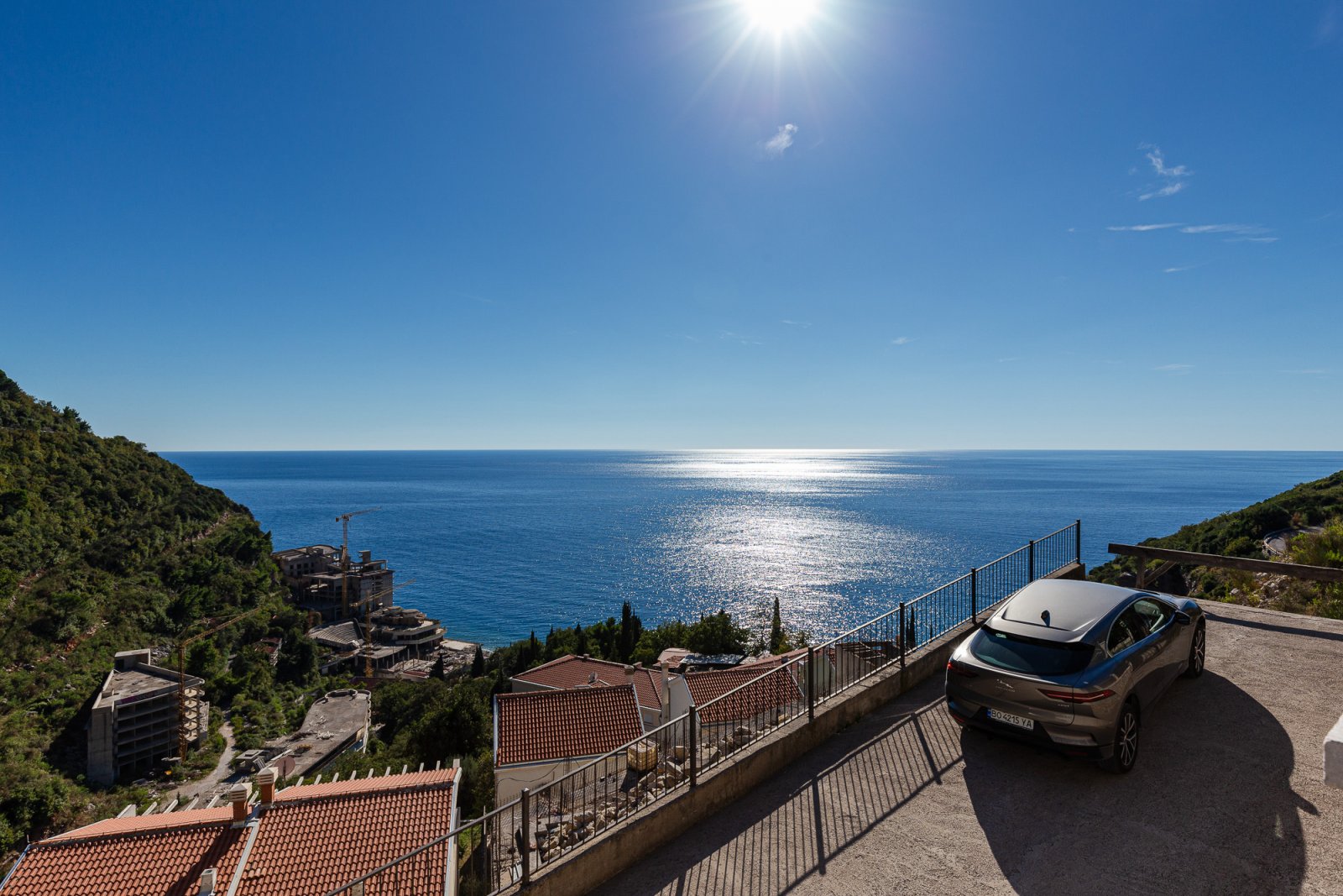 Elegance and serenity in a luxurious villa with natural views.<br><br><p>Modern 4-storey luxury villa with stunning views of the sea and mountains, lo