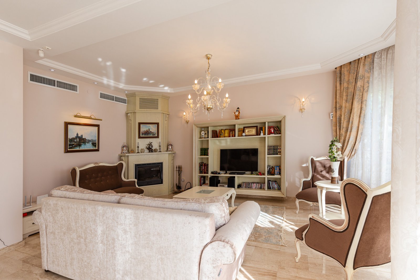 Elegance and serenity in a luxurious villa with natural views.<br><br><p>Modern 4-storey luxury villa with stunning views of the sea and mountains, lo