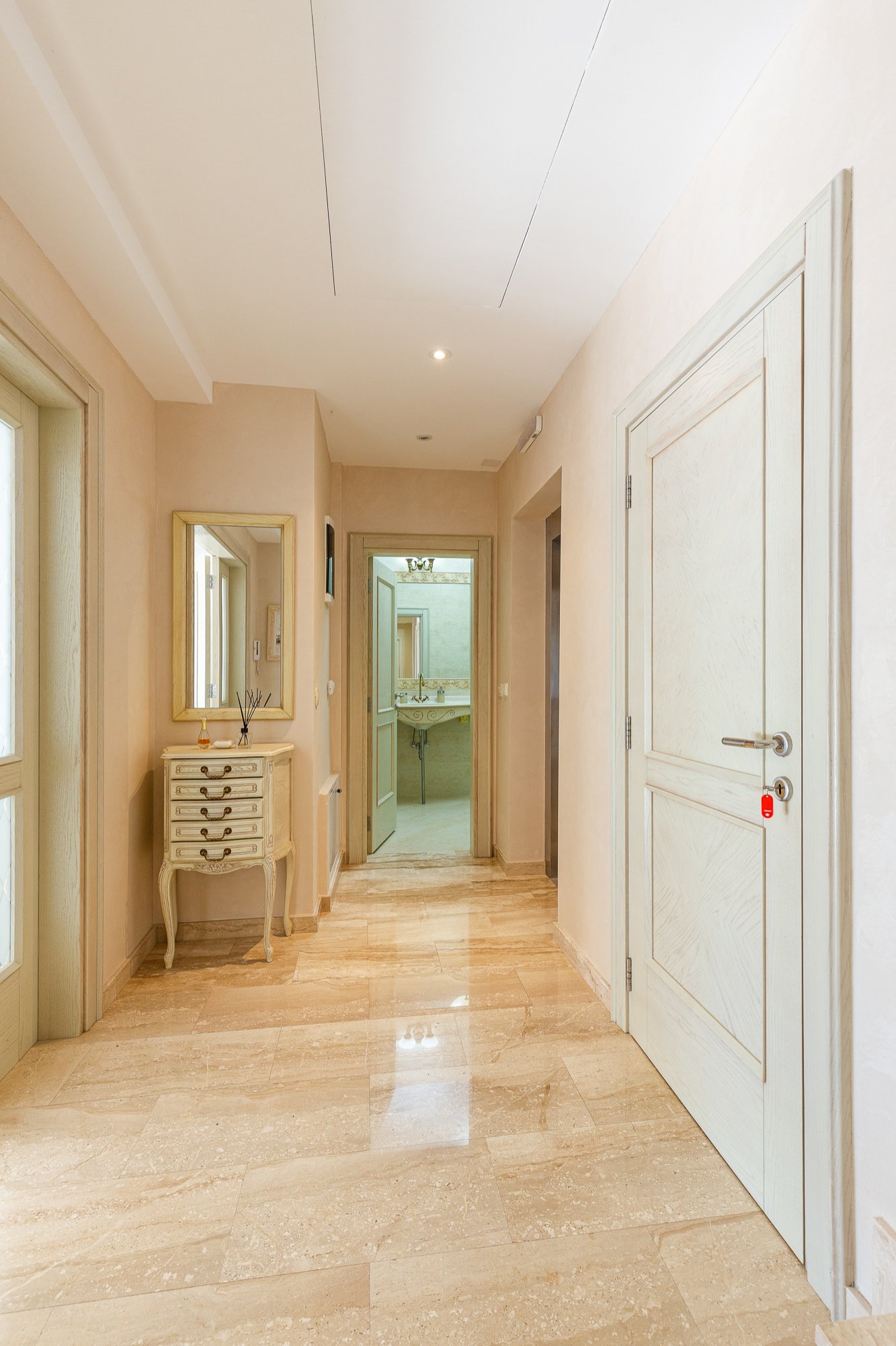 Elegance and serenity in a luxurious villa with natural views.<br><br><p>Modern 4-storey luxury villa with stunning views of the sea and mountains, lo