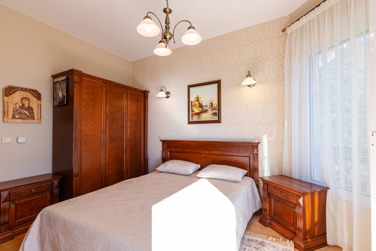 Elegance and serenity in a luxurious villa with natural views.<br><br><p>Modern 4-storey luxury villa with stunning views of the sea and mountains, lo