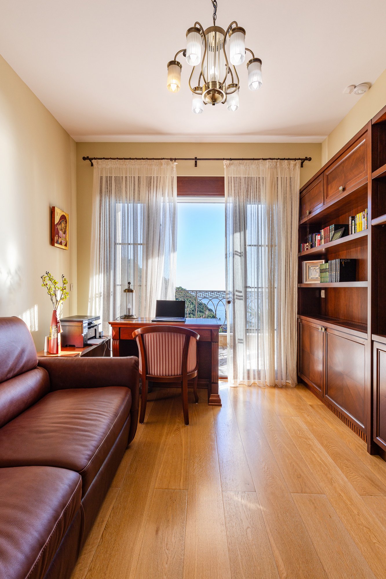 Elegance and serenity in a luxurious villa with natural views.<br><br><p>Modern 4-storey luxury villa with stunning views of the sea and mountains, lo