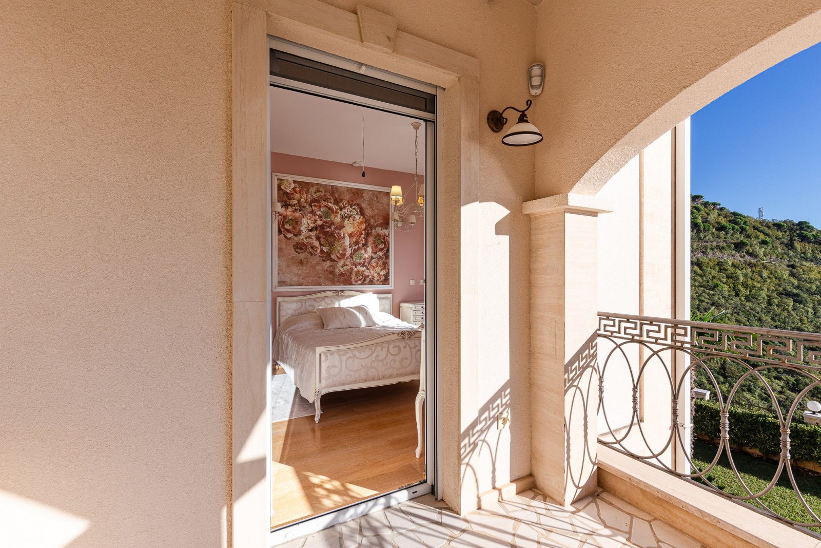 Elegance and serenity in a luxurious villa with natural views.<br><br><p>Modern 4-storey luxury villa with stunning views of the sea and mountains, lo