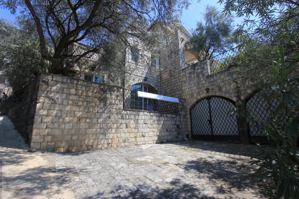 Villa with pool in Petrovac<br><br><p>In a quiet area of ​​Petrovac, for sale beautiful villa with a swimming pool with a total area of ​​560 m2. The 