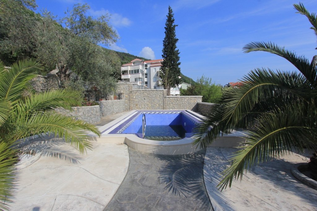 Villa with pool in Petrovac<br><br><p>In a quiet area of ​​Petrovac, for sale beautiful villa with a swimming pool with a total area of ​​560 m2. The 
