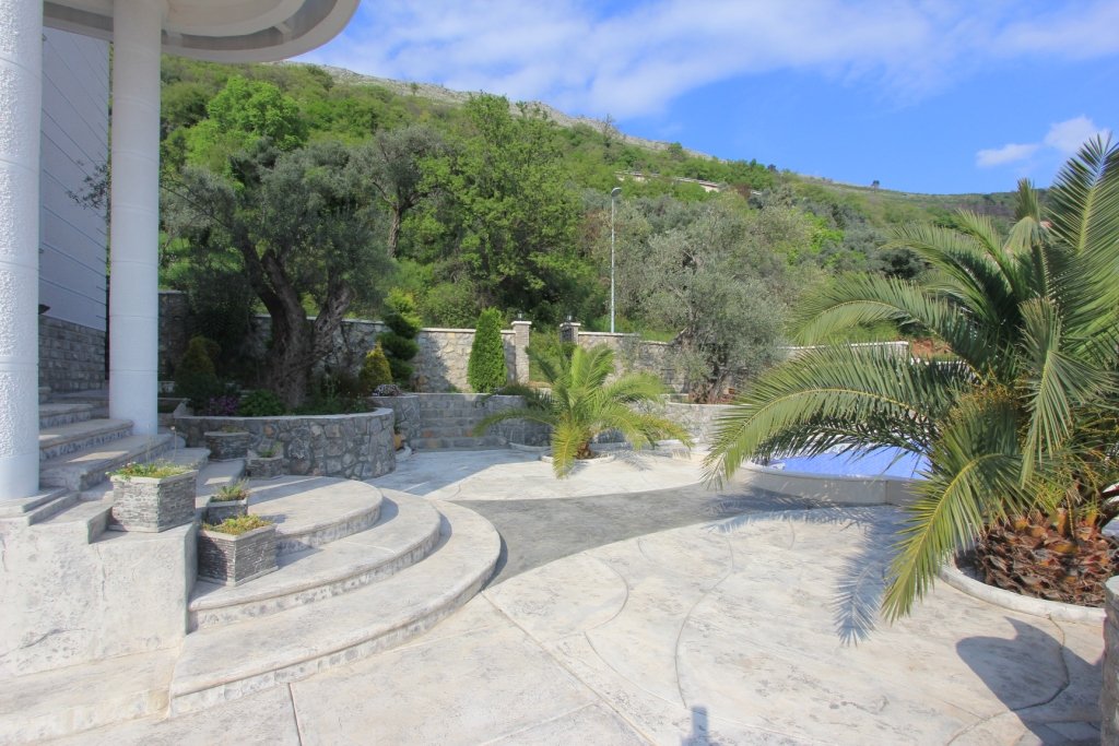 Villa with pool in Petrovac<br><br><p>In a quiet area of ​​Petrovac, for sale beautiful villa with a swimming pool with a total area of ​​560 m2. The 