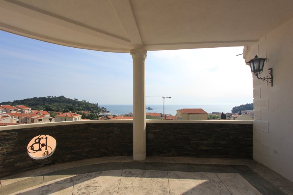 Villa with pool in Petrovac<br><br><p>In a quiet area of ​​Petrovac, for sale beautiful villa with a swimming pool with a total area of ​​560 m2. The 