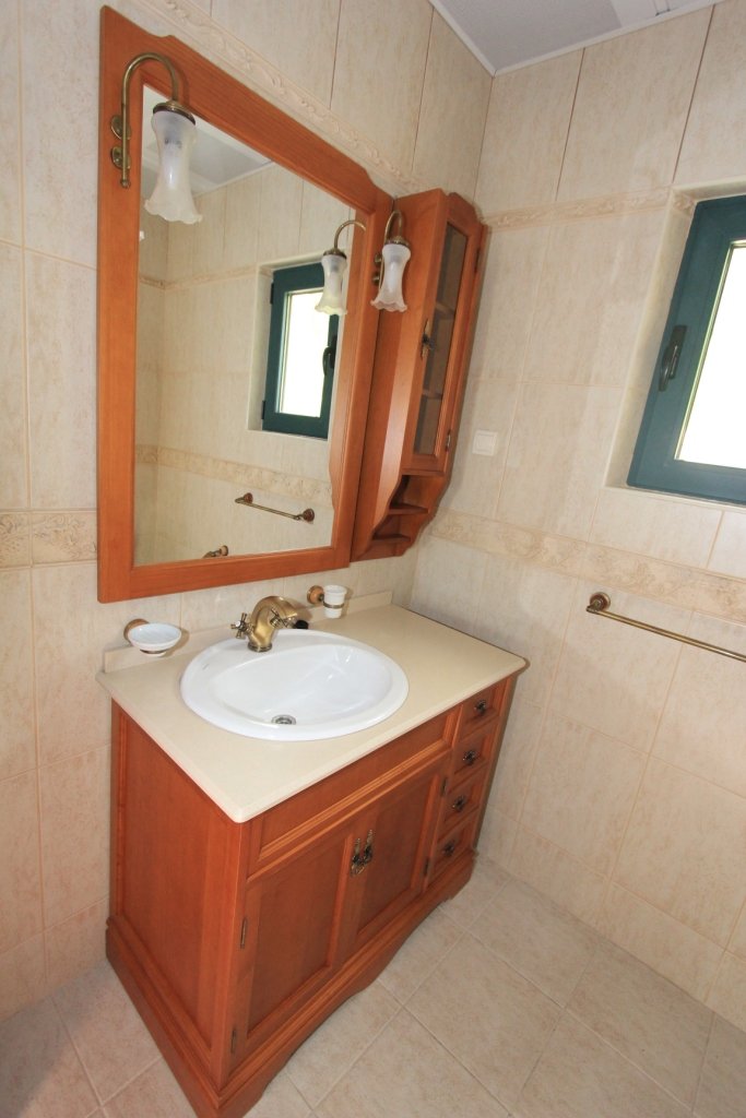 Villa with pool in Petrovac<br><br><p>In a quiet area of ​​Petrovac, for sale beautiful villa with a swimming pool with a total area of ​​560 m2. The 