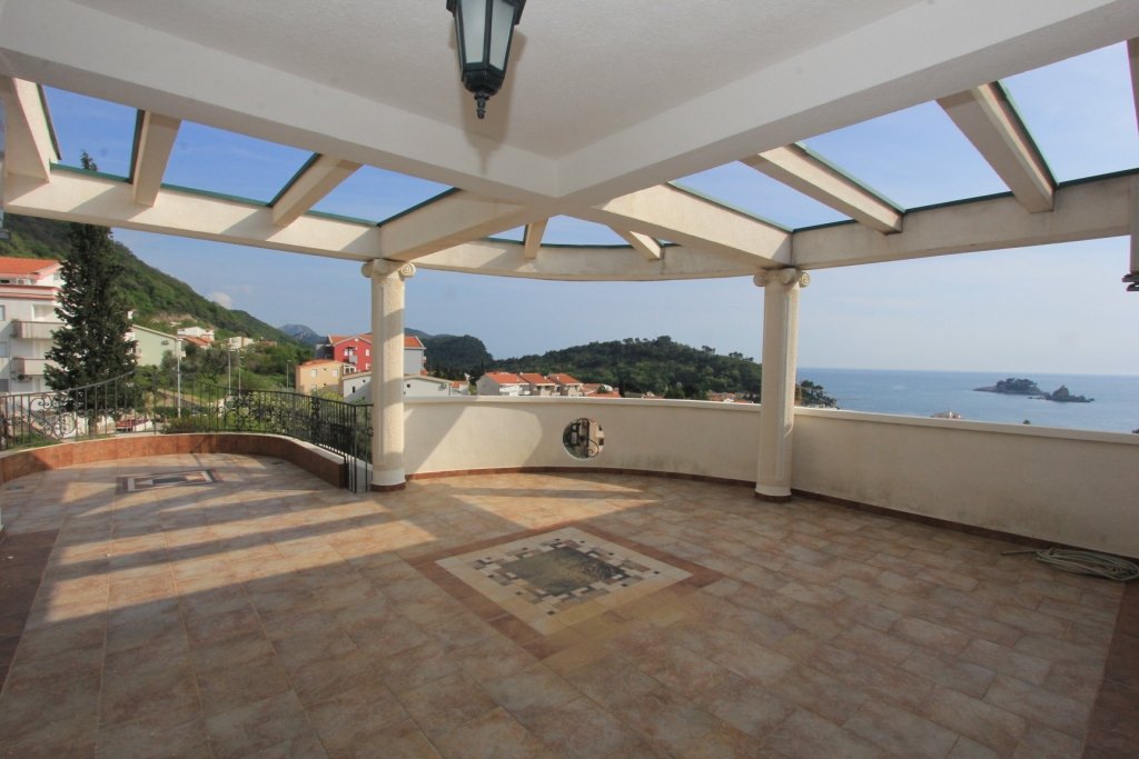 Villa with pool in Petrovac<br><br><p>In a quiet area of ​​Petrovac, for sale beautiful villa with a swimming pool with a total area of ​​560 m2. The 