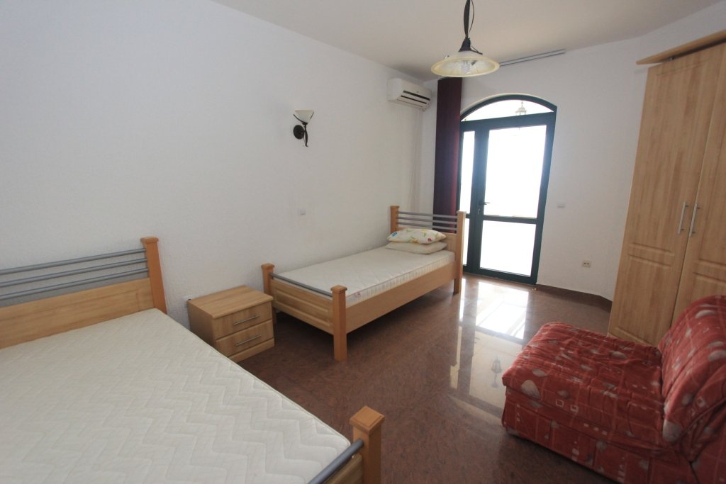 Villa with pool in Petrovac<br><br><p>In a quiet area of ​​Petrovac, for sale beautiful villa with a swimming pool with a total area of ​​560 m2. The 