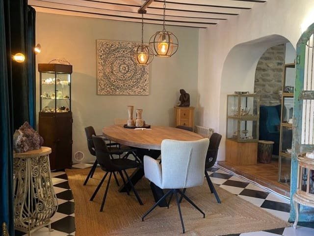 Ein Zuhause, in dem die Zeit langsamer vergeht und jeder Blick eine Geschichte erzählt.

Während Sie durch das friedliche Tal von Huerta de Judas in C