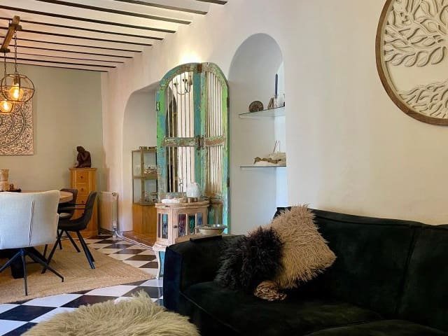 Ein Zuhause, in dem die Zeit langsamer vergeht und jeder Blick eine Geschichte erzählt.

Während Sie durch das friedliche Tal von Huerta de Judas in C