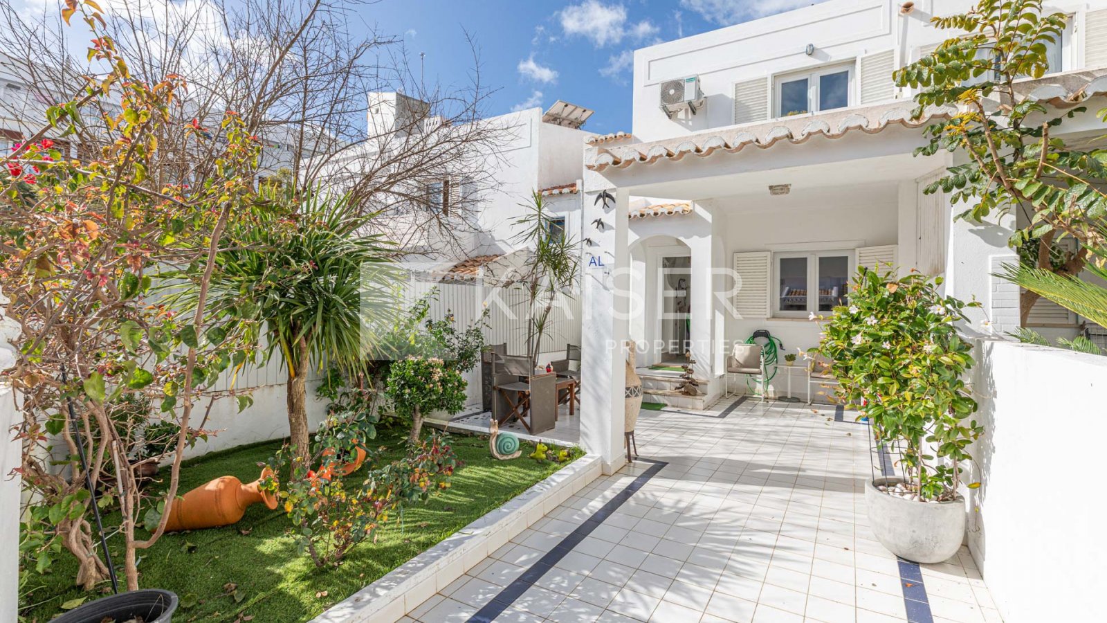 Albufeira: Virtual Tour | Video
Dieses kürzlich renovierte Reihenhaus mit privatem Grundstück befindet sich in zentraler Lage in Albufeira, unweit des Strandes u 