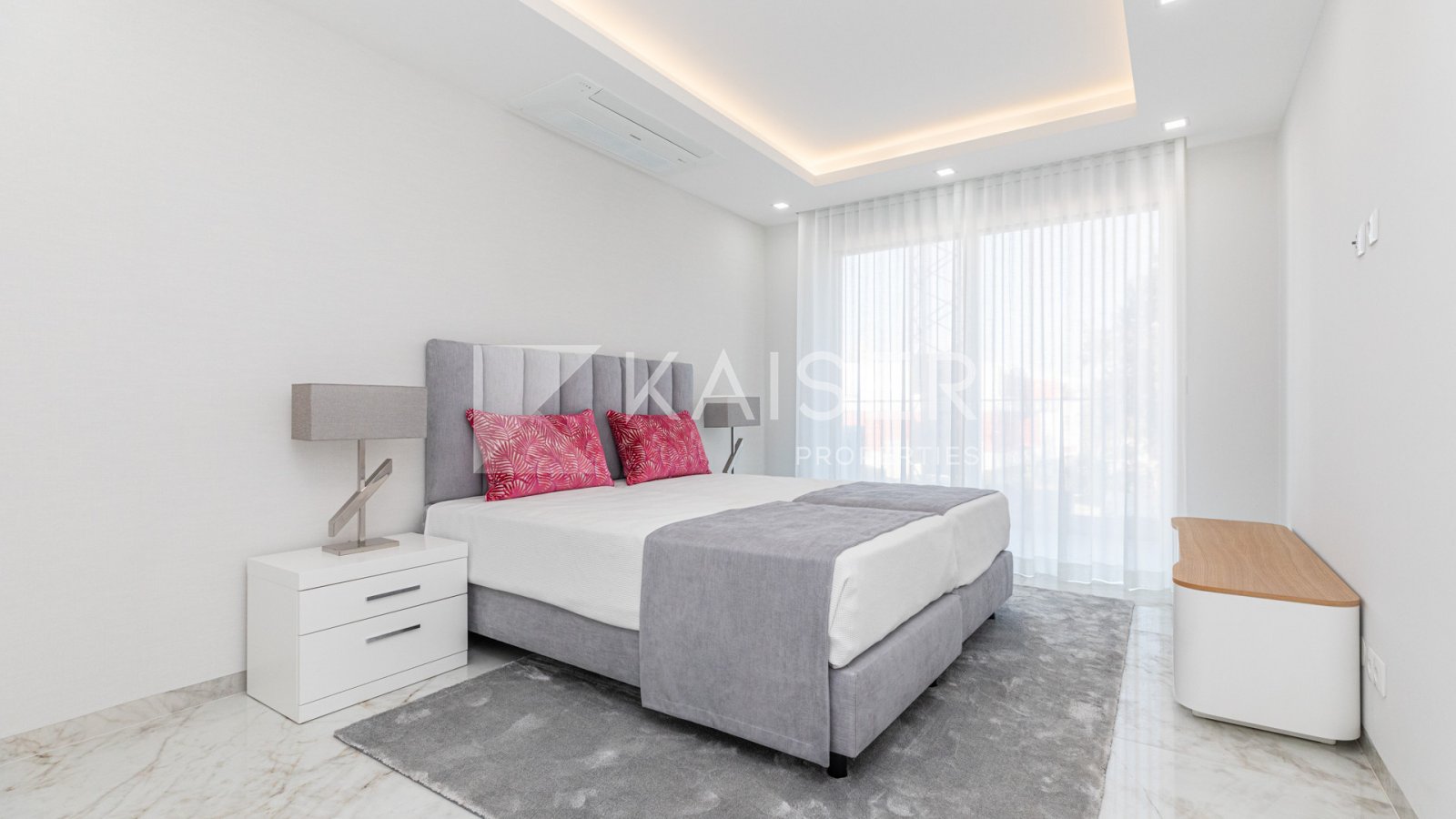 Dieses brandneue Apartment bietet eine erstaunliche und hochwertige, luxuriöse Ausstattung und verfügt gleichzeitig über eine zentrale Lage in der wun