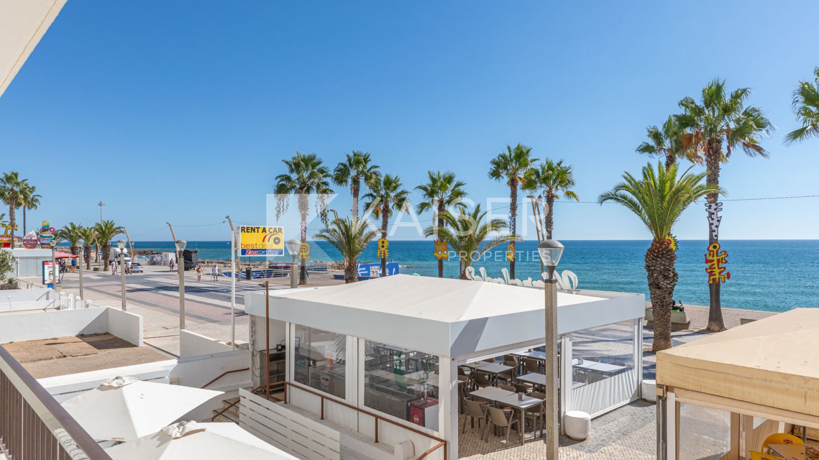 Entdecken Sie dieses wunderschön renovierte, nach Süden ausgerichtete Apartment mit einem atemberaubenden Blick auf den unberührten Strand von Quartei