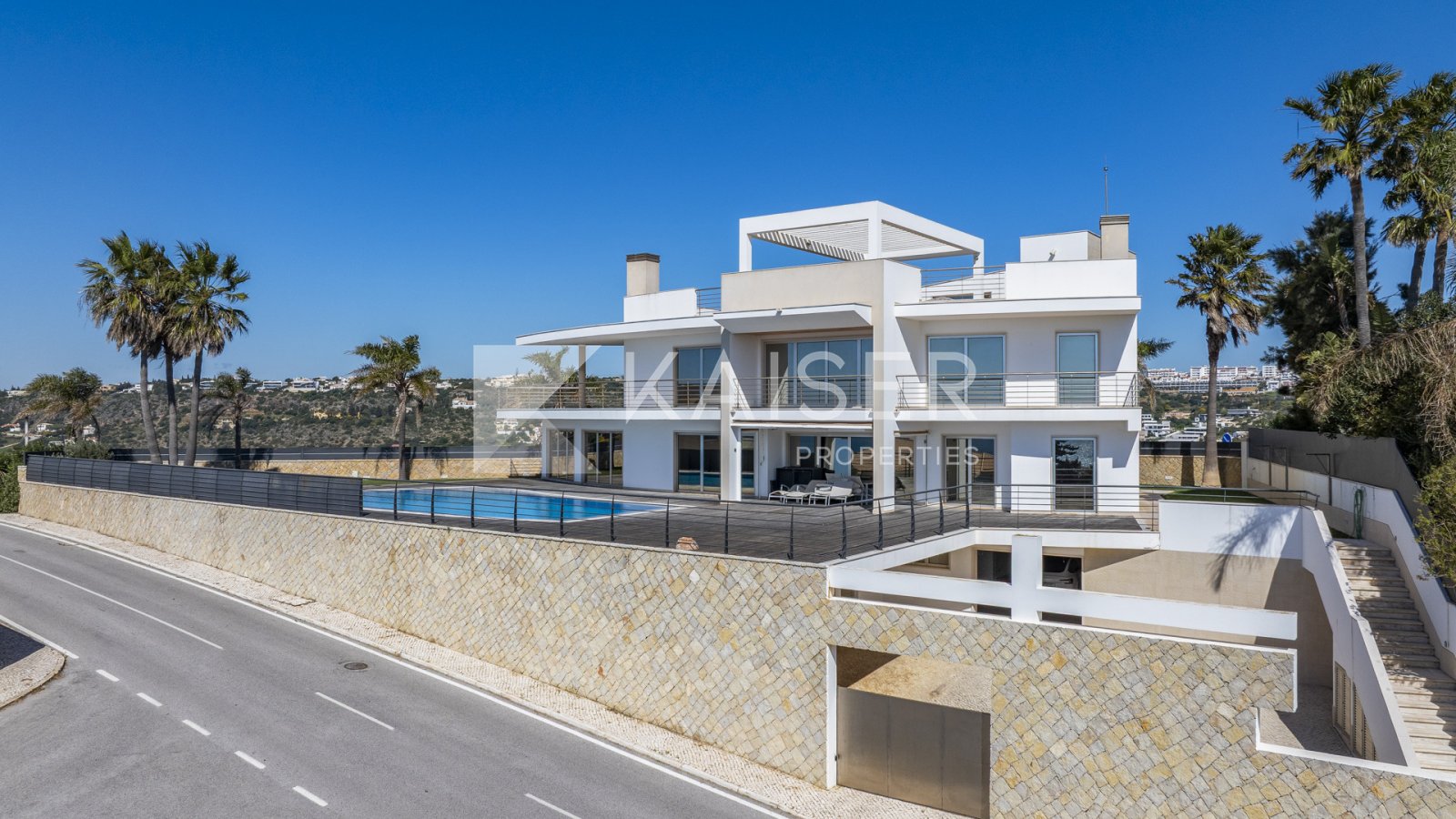 Video | Virtual Tour | Homestaging
Diese prächtige Villa mit moderner Architektur und einem fantastischen 360-Grad-Blick über Land und Meer liegt in e