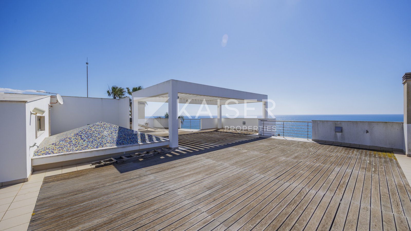 Video | Virtual Tour | Homestaging
Diese prächtige Villa mit moderner Architektur und einem fantastischen 360-Grad-Blick über Land und Meer liegt in e