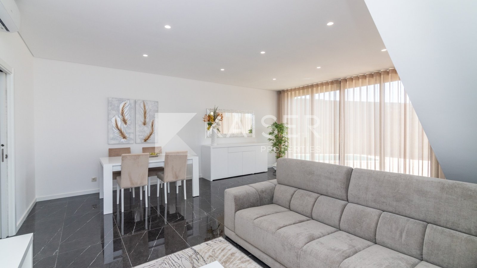 Dieses moderne Stadthaus mit 3 Schlafzimmern, privatem Pool, Balkon und Garage zeichnet sich durch hochwertige Verarbeitung und Konstruktion, moderne 