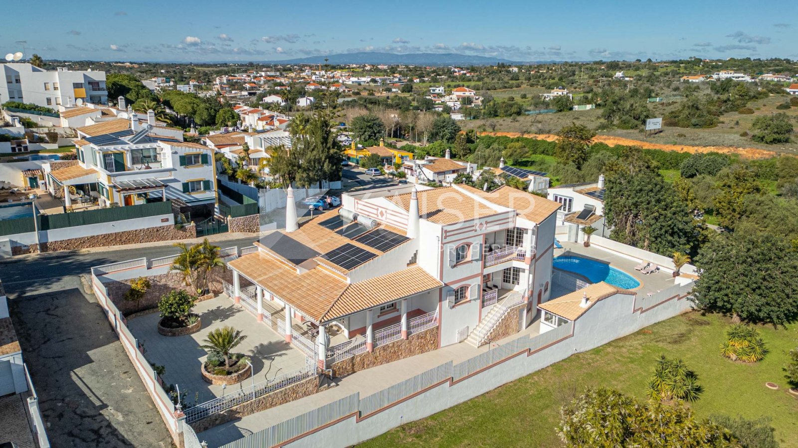 Albufeira: Homestaging
Diese geräumige Villa mit 5 Schlafzimmern bietet einen privaten Pool, einen vielseitig nutzbaren Keller und eine Garage. Sie befindet sich 